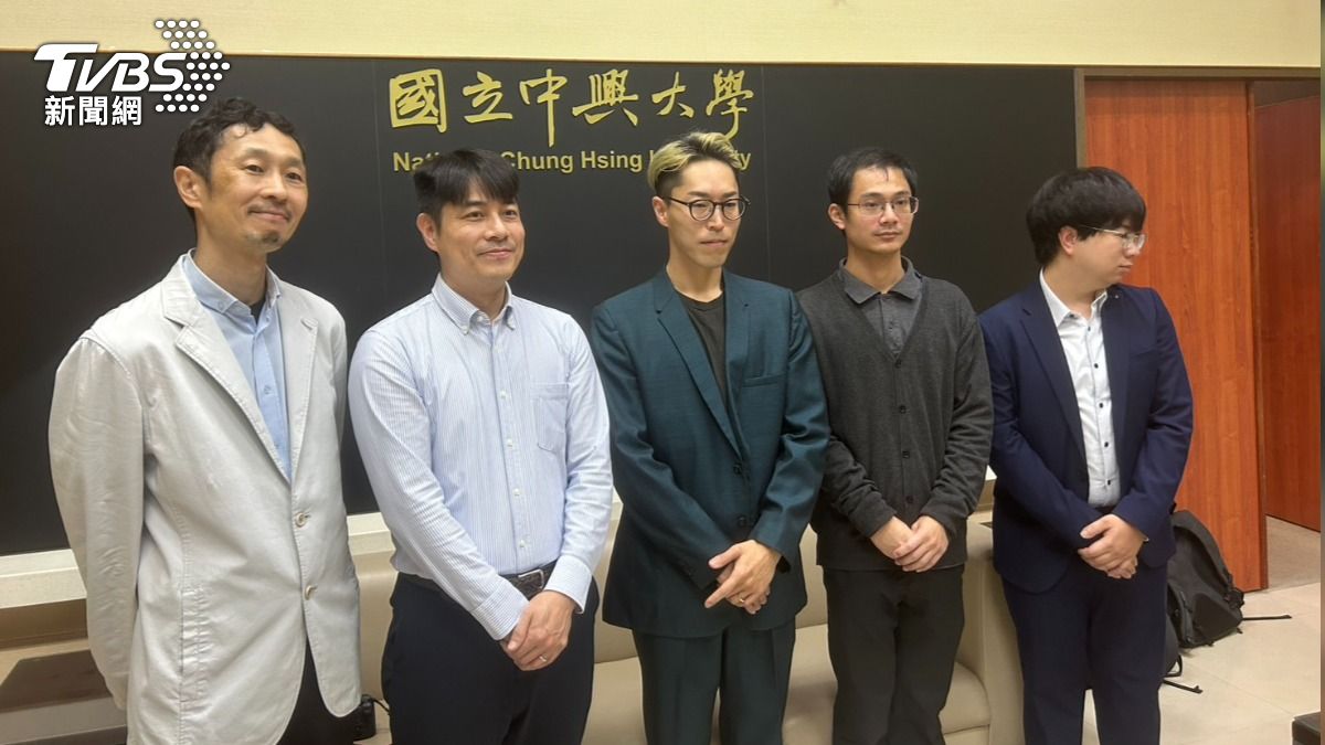 山崎翔太郎（中）、橋本哲也（左二）展開為期半年的研究。（圖／林冠丞攝）