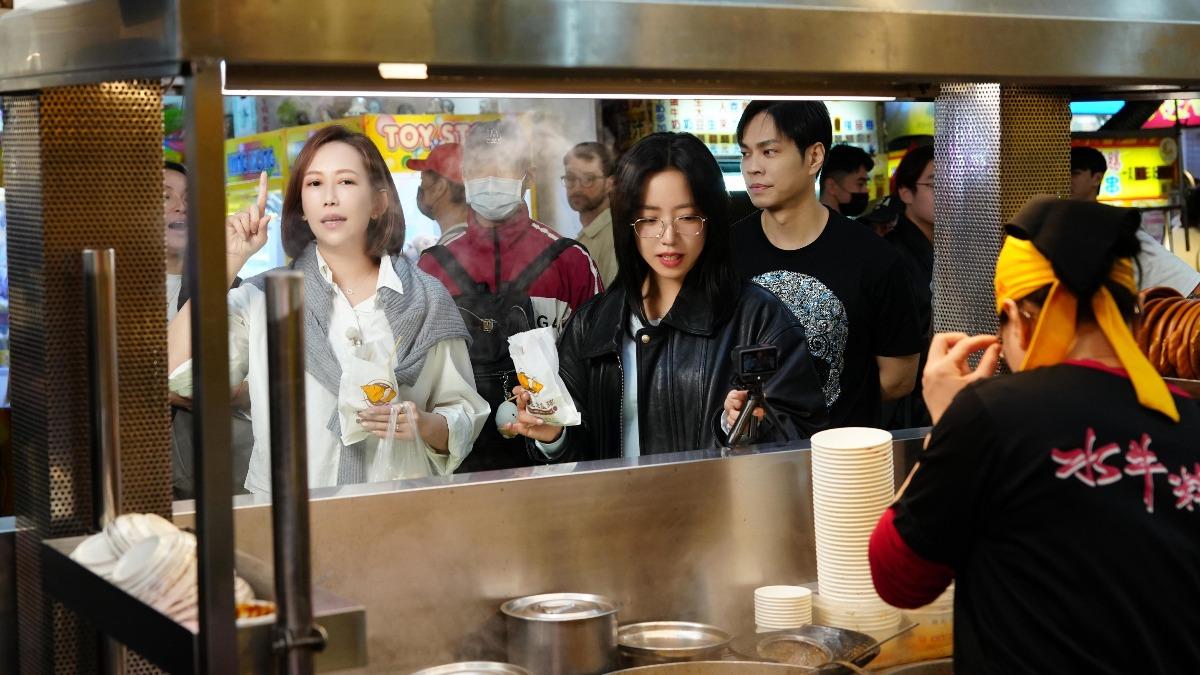 瑪菲司帶朴初瓏、金南珠去逛夜市。（圖／菲娛樂文創提供）