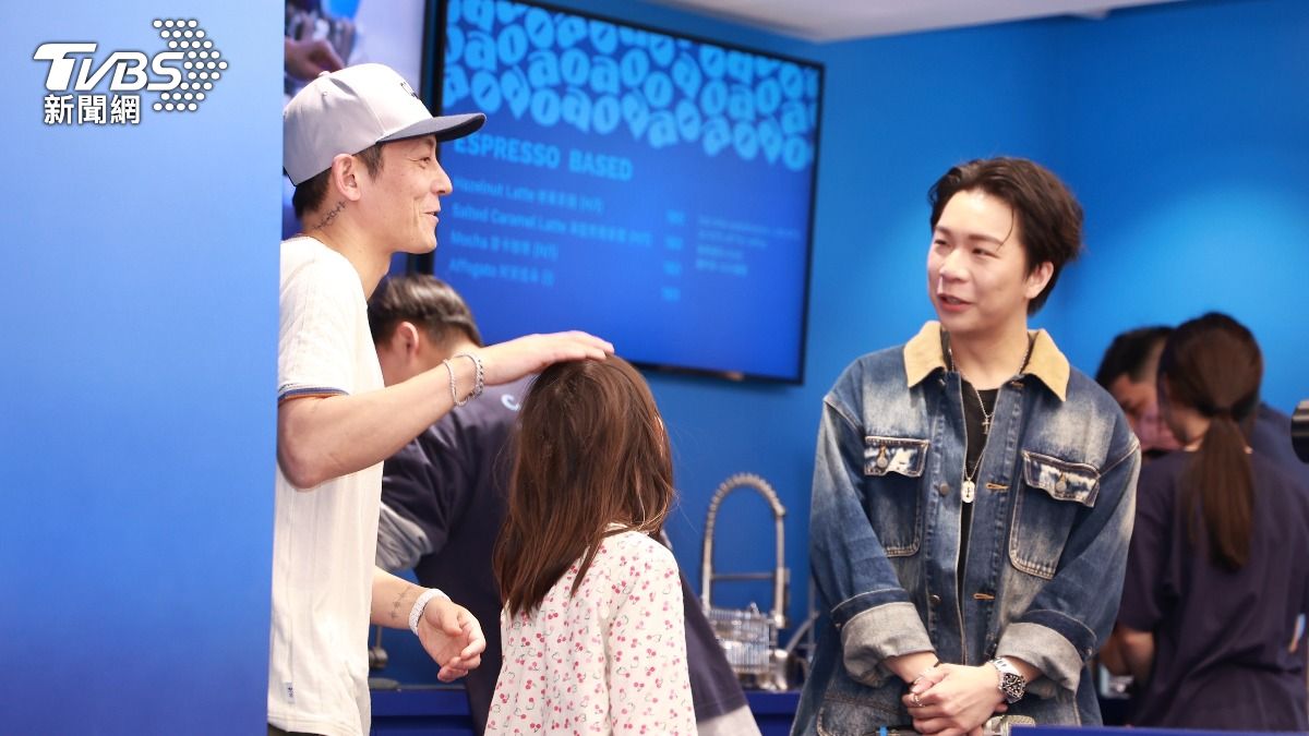 陳冠希愛女超黏爸爸，訪問空檔都待在爸爸旁邊。（圖／黃城碩攝）