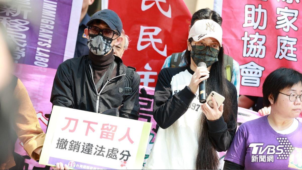 陸配亞亞與老公（左）現身開記者會，她最遲需於25日深夜離境，否則將面臨強制遣返。（圖／華子琛攝）