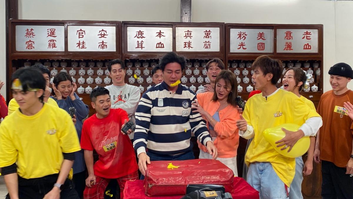 劉至翰賣力用頭撞破氣球。（圖／民視提供）