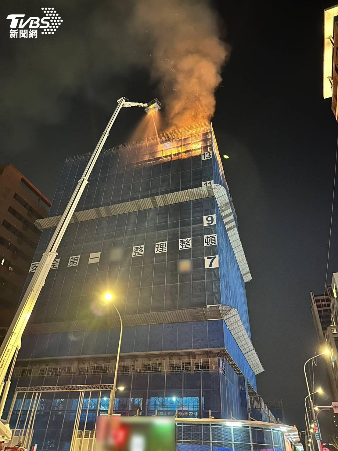 消防人員撒水撲滅火勢。（圖／TVBS）