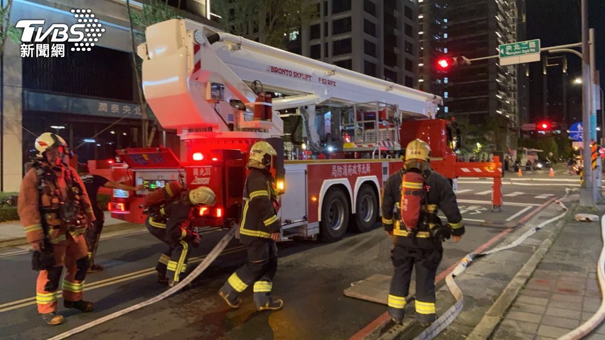 消防人員前往起火建案搶救。（圖／TVBS）