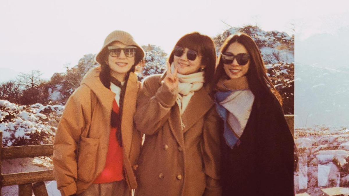 Hebe（右起）分享2月時和Selina、Ella赴日旅遊的照片，直呼是「世界上最美的風景」。（圖／翻攝自田馥甄臉書）