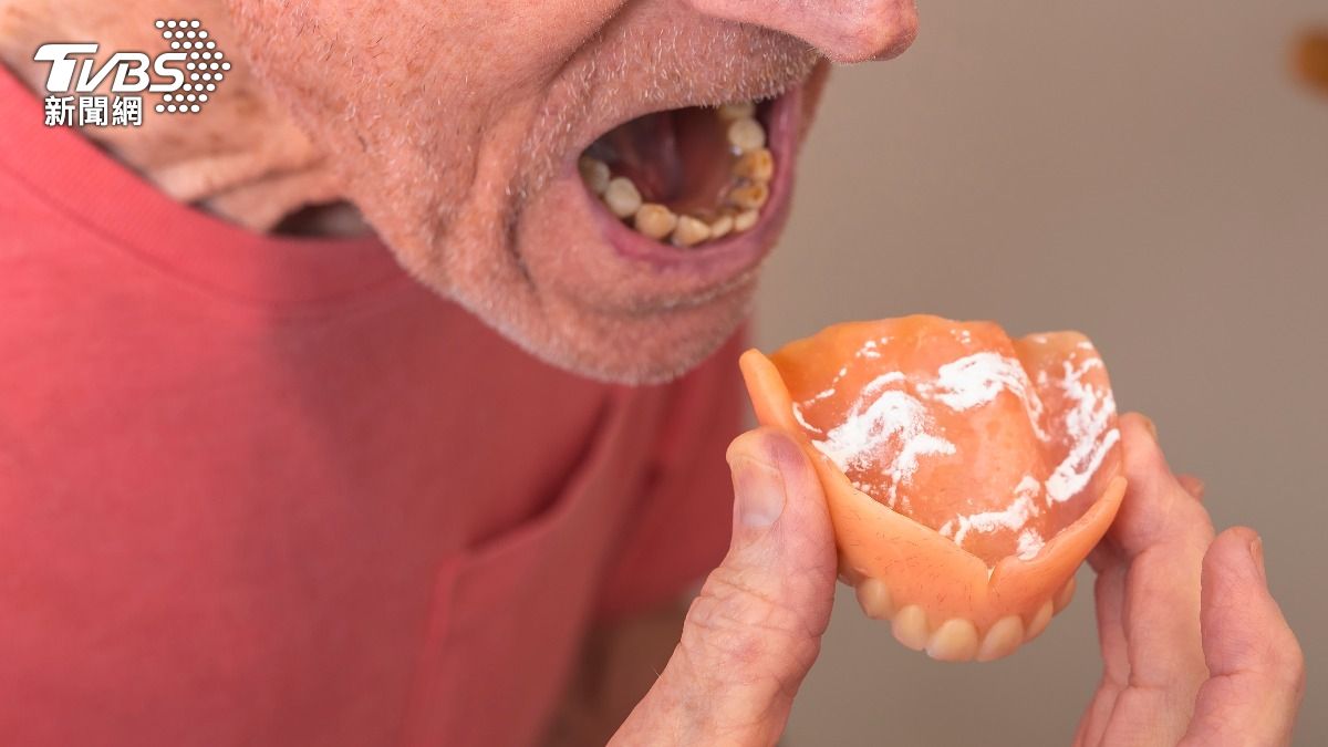 老年人牙口不好恐暗藏肺炎風險。（示意圖／Shutterstock達志影像）