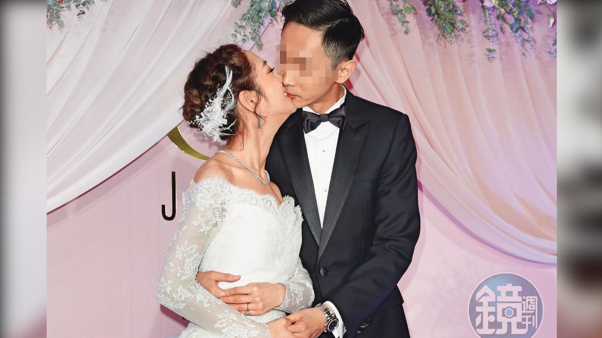 2016年底，楊千霈（左）和交往19天就閃婚的洪家傑（右）舉辦婚宴。（圖／鏡週刊）