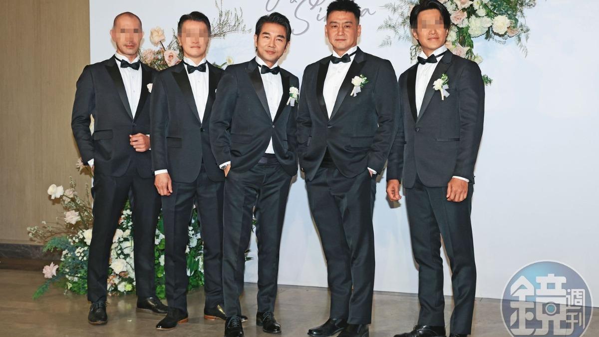 Jeremy（右1）上月底擔任陳志強的婚禮伴郎之一。（圖／鏡週刊）
