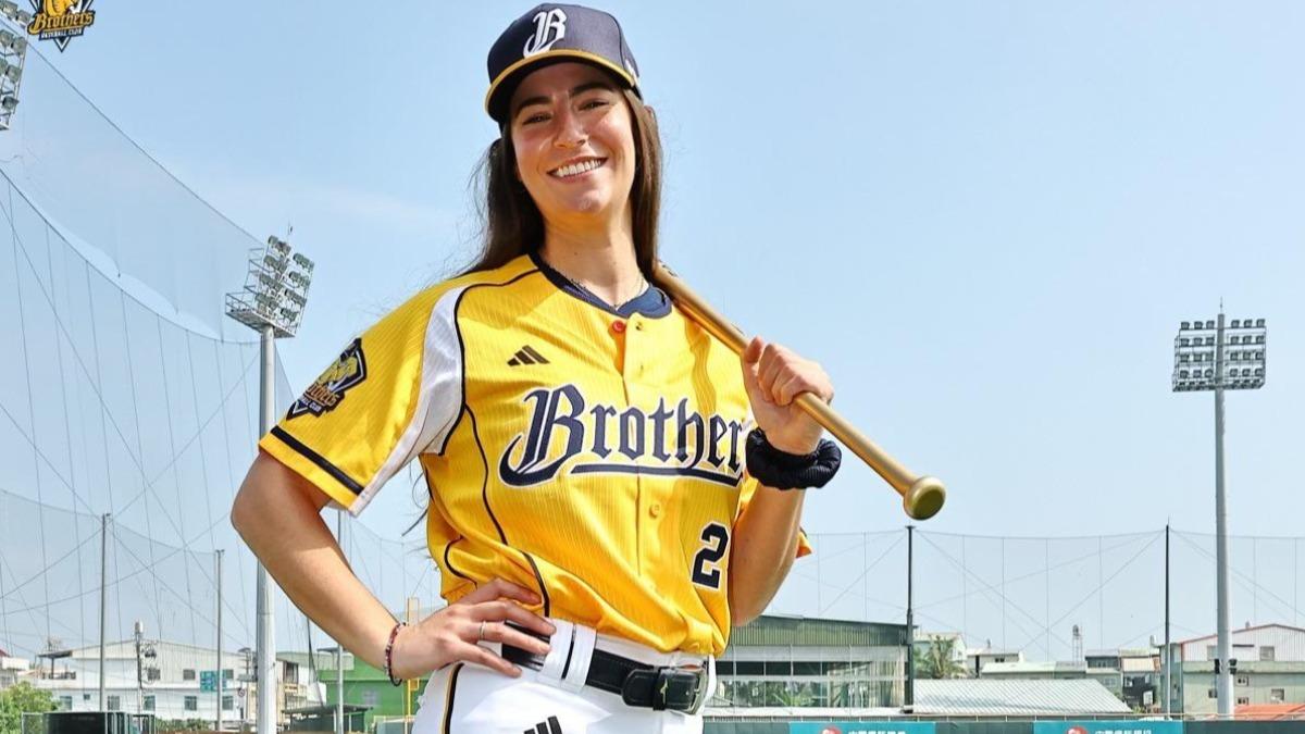 台灣的中華職棒中信兄弟隊打擊教練莎菈，被美國職棒大聯盟（MLB）表揚是棒球界的傑出女性。（資料照／中信兄弟提供）