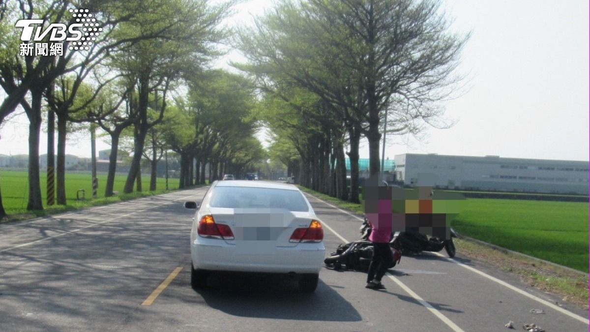 機車逆向和汽車發生碰撞。（圖／TVBS）