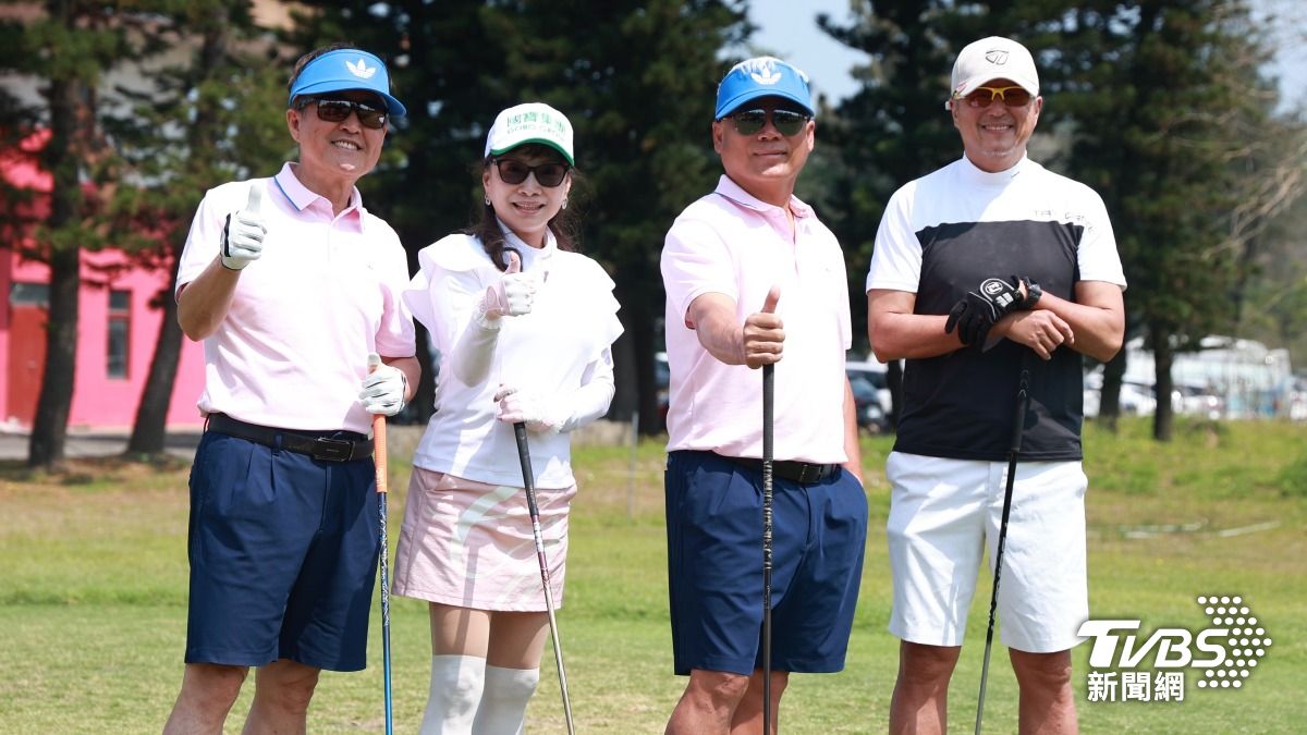 王偉忠（右1）低調回應。（圖／黃城碩攝）