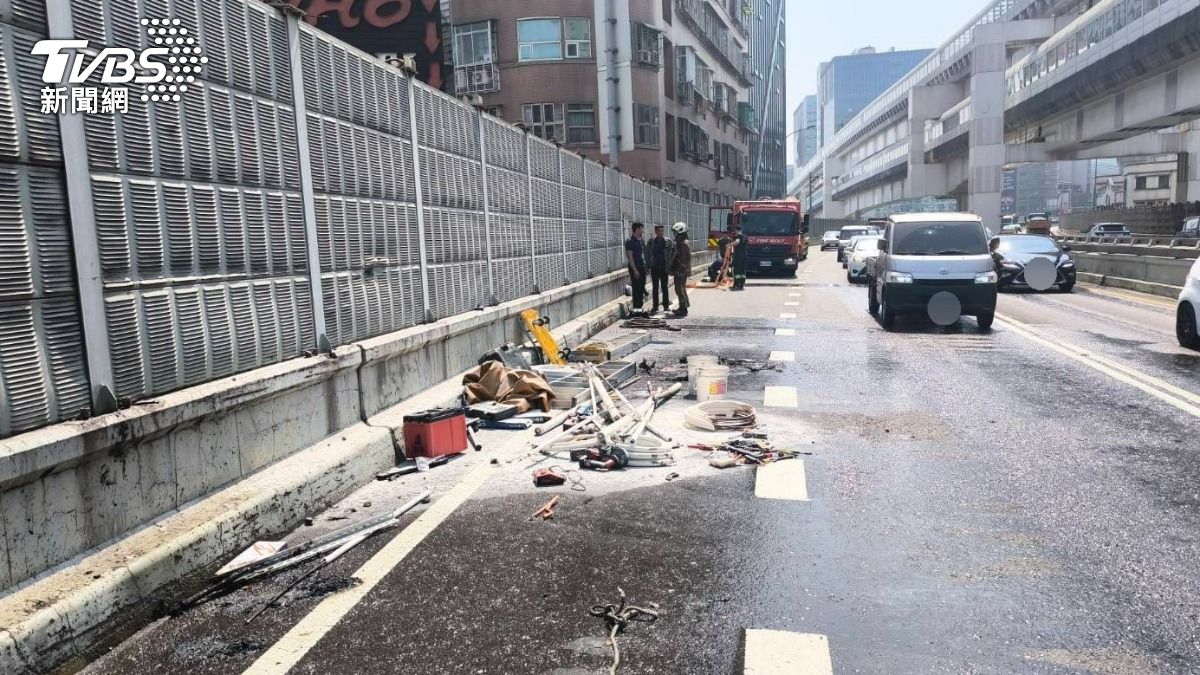 小貨車載運的工具、雜物突然起火。（圖／TVBS）