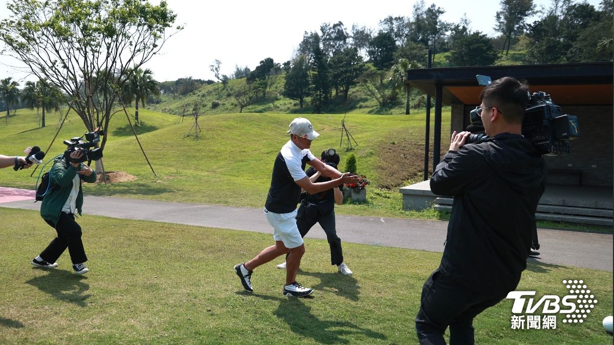 王偉忠看到媒體快閃。（圖／黃城碩攝）