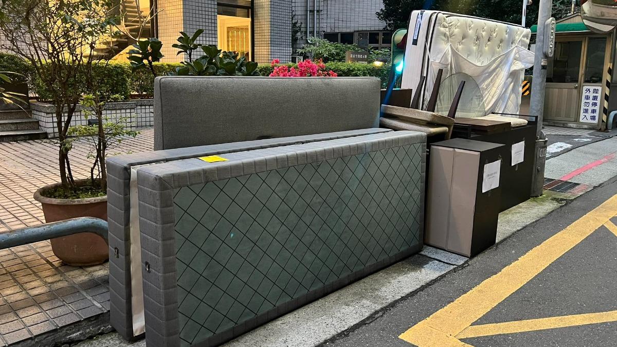 一名網友在大安區看到要價不斐的回收家具，讓他相當傻眼。（圖／翻攝自「路上觀察學院」臉書）