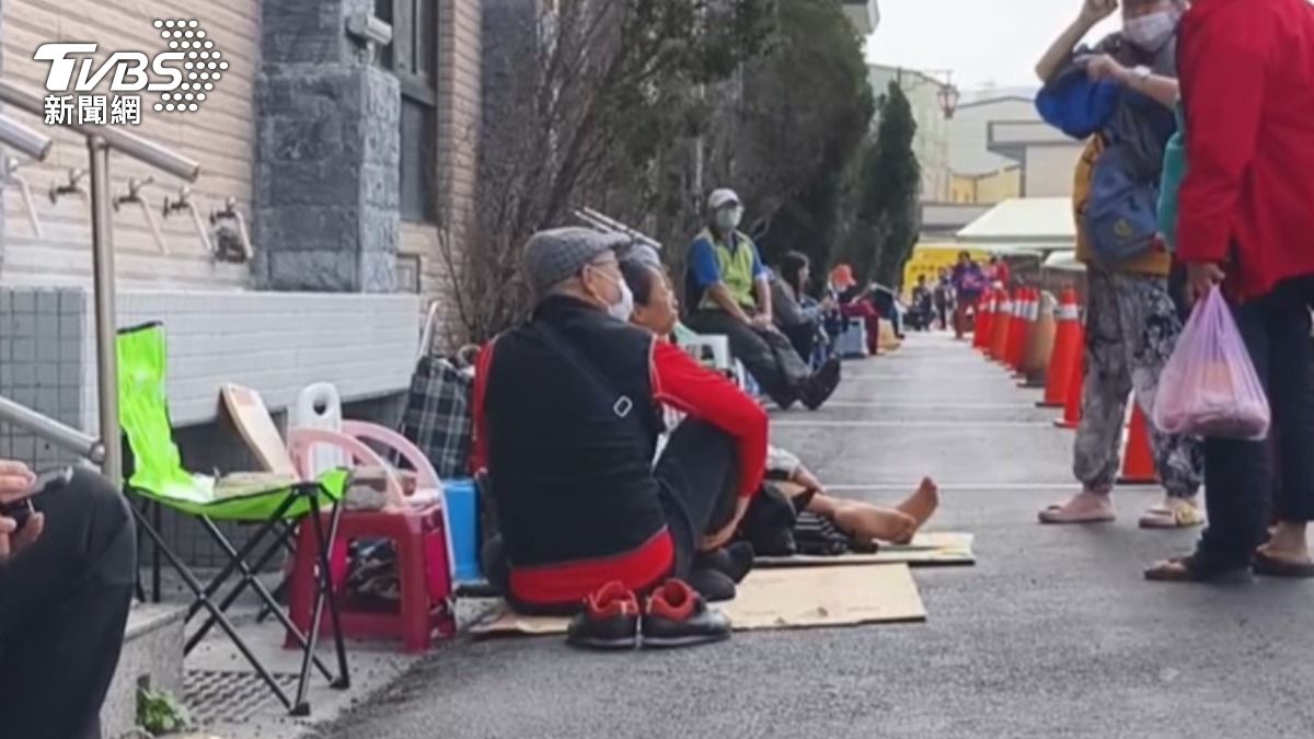香燈腳在排隊中。（圖／TVBS）