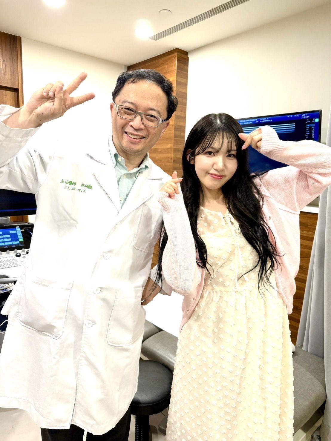 廉世彬（右）因膝蓋問題，找奧運團隊御用的林頌凱醫師看診。（圖／樂天桃猿提供）