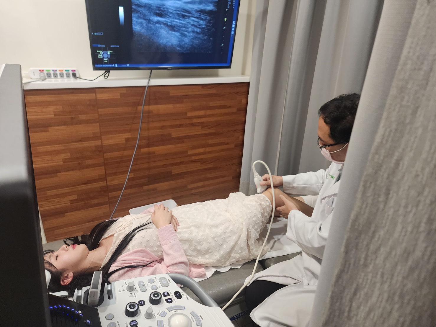 廉世彬照超音波。（圖／樂天桃猿提供）