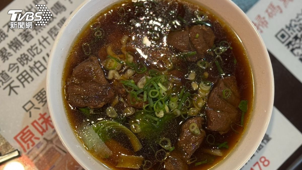 新鮮蔬果配上多種中藥材熬煮的湯頭，加上Q彈嚼勁的麵、牛肉。（圖／TVBS）