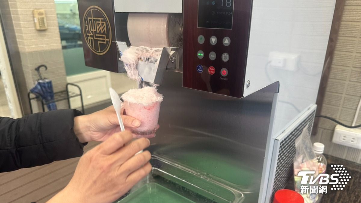 砸重金引進製冰機，讓消費者享受製作雪花冰的樂趣。。（圖／TVBS）