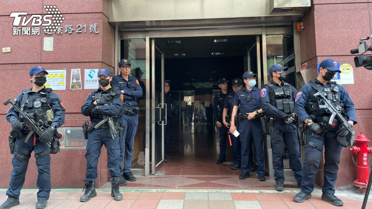 警方荷槍實彈戒備。（圖／曾健銘攝）