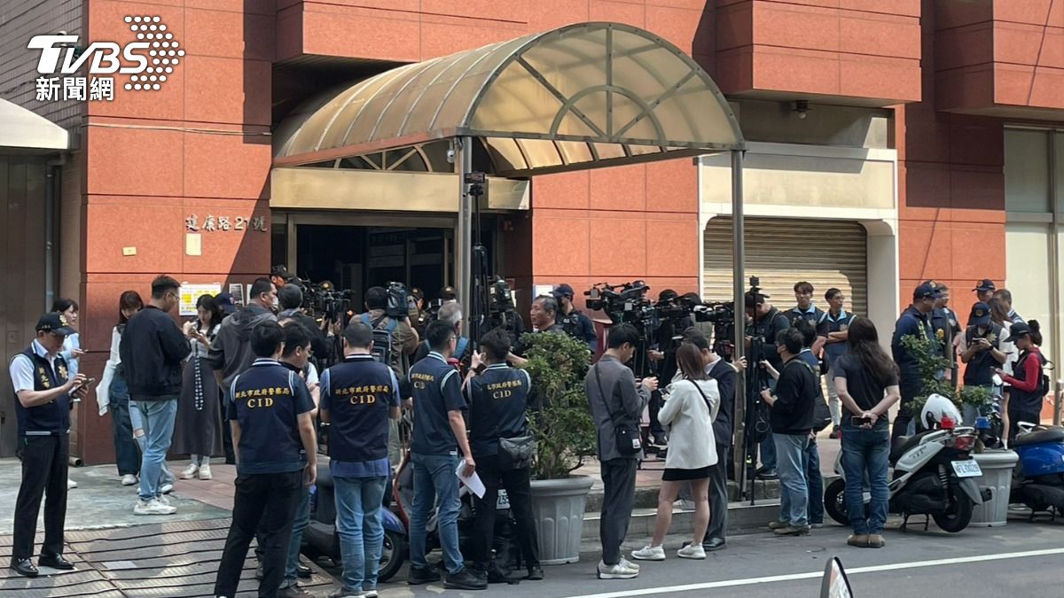 警方荷槍實彈戒備。（圖／曾健銘攝）