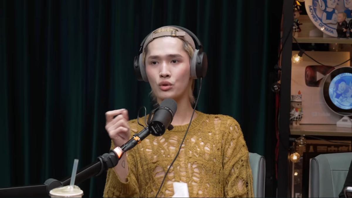 鍾明軒談及國際場合的身份認同問題時，表示自己曾在美國遊學時自我介紹來自台灣，卻發現「沒有人知道Taiwan」，因此他認為為了讓外國人理解，只能自稱「Chinese」。（圖／翻攝自百靈果News　YT）