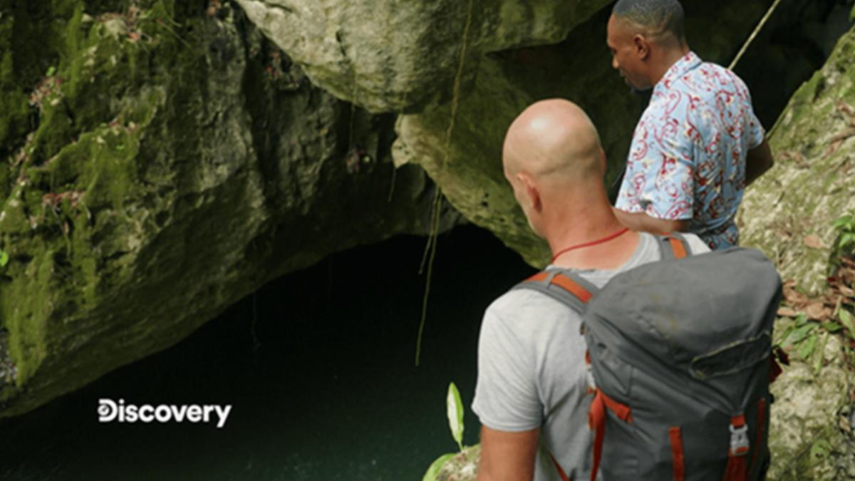 父親們必須從 8 公尺峭壁上躍下，才能成功與自己的孩子相聚。（圖／ Discovery提供）