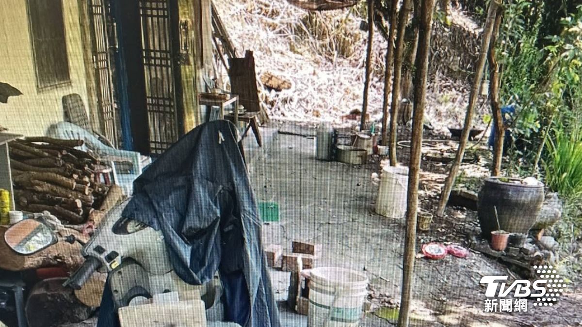 高雄市甲仙區某禪寺一處空地，被民眾發現有一具腐爛的男屍。（圖／TVBS）