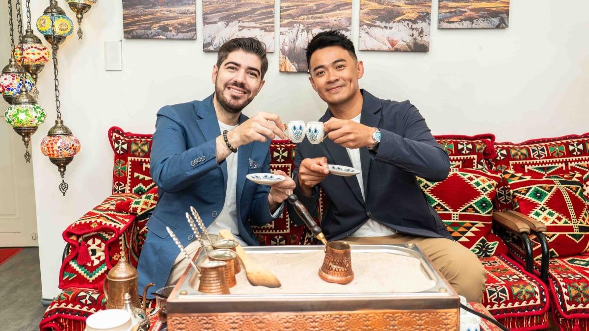 圖佳（左）示範土耳其傳統的沙煮咖啡。（圖／八大提供）