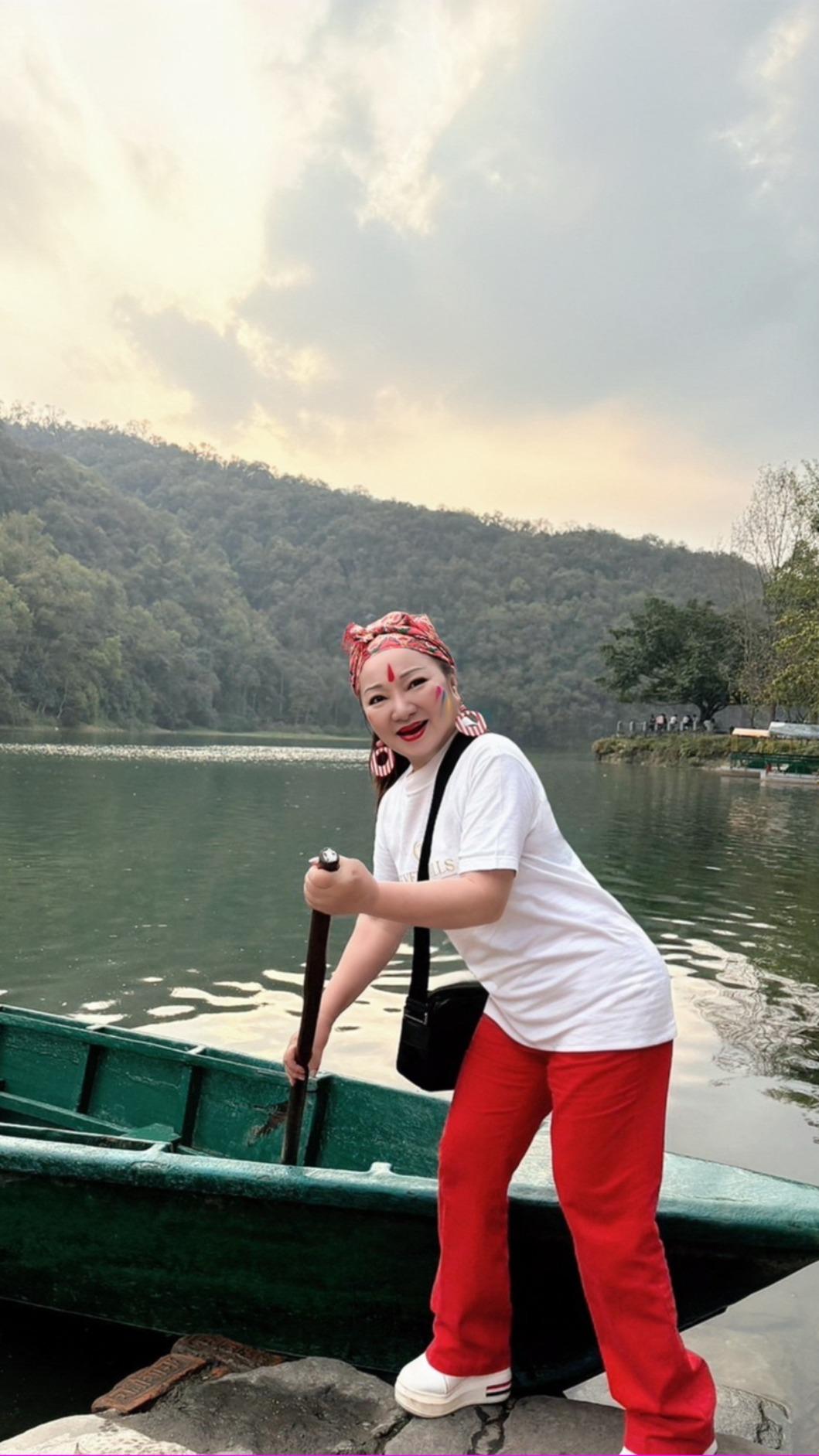 白冰冰體驗划船。（圖／長興影視提供）