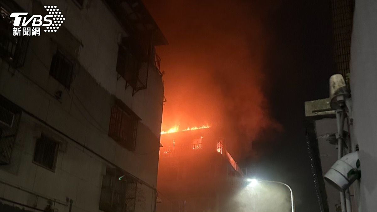 台北市信義區嘉興街一棟四層樓公寓建物的頂加發生大火，租屋房客曹女（36歲）命喪火海。（圖／民眾提供）