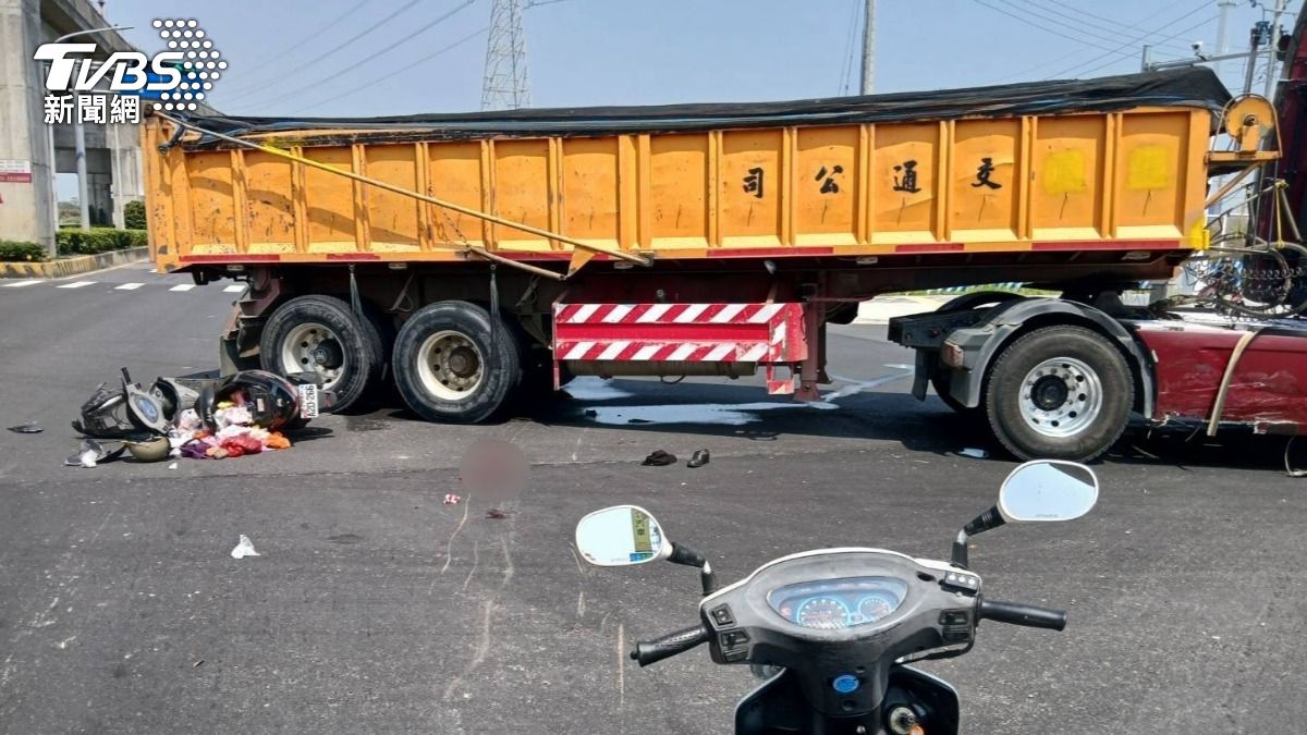 曳引車違規左轉與對向的機車碰撞，騎士目前重傷昏迷。（圖／TVBS）