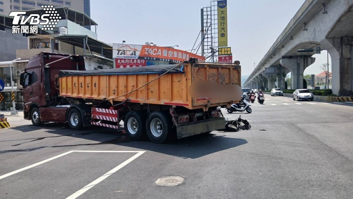 曳引車違規左轉與對向的機車碰撞，騎士目前重傷昏迷。（圖／TVBS）