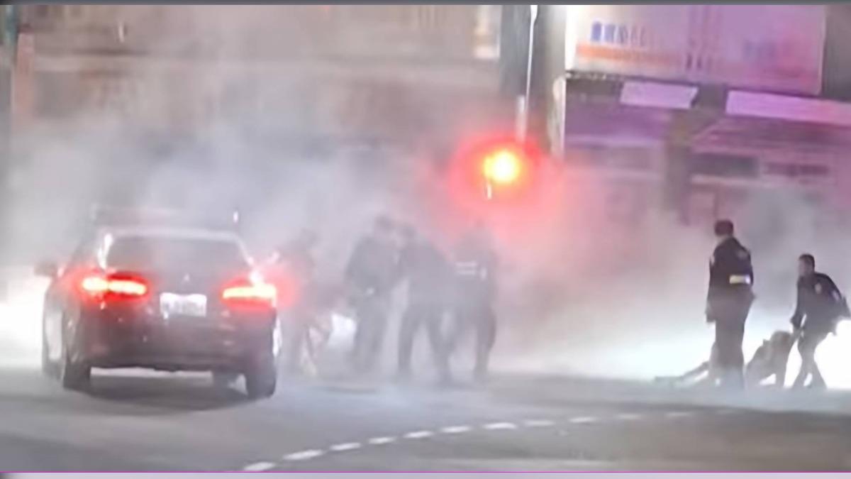 警方將逃逸嫌犯拖下車。(圖/翻攝記憶八德臉書)