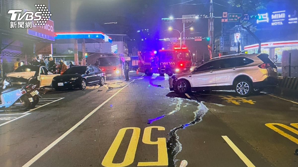 桃園蘆竹深夜車禍，救護人員趕抵現場。（圖／TVBS）