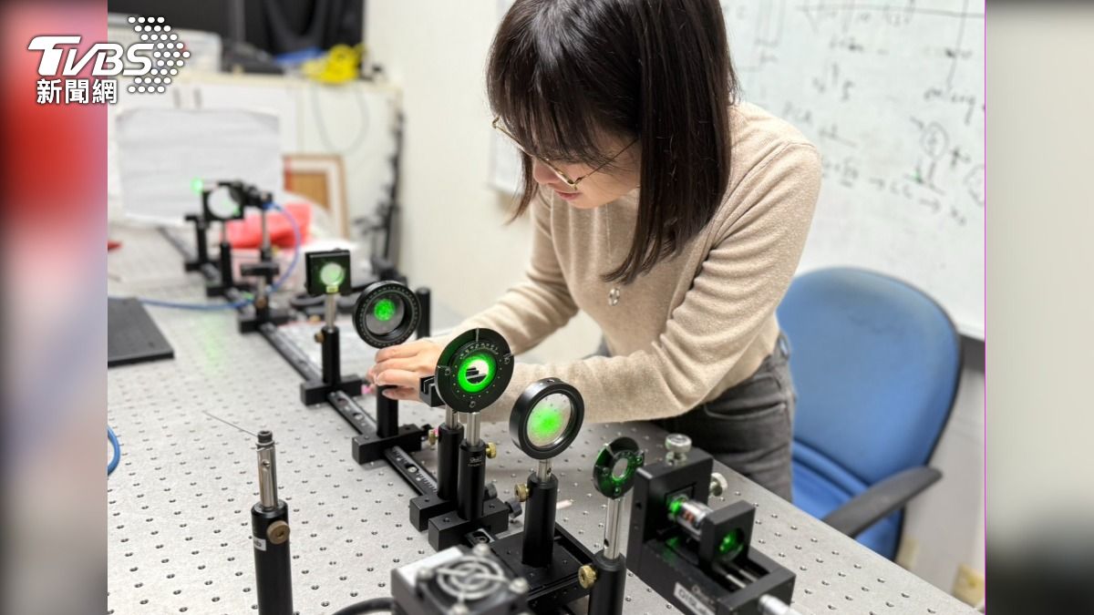 陳柏蓁進行4f光學系統實驗。（圖／陽明交大光電系提供）