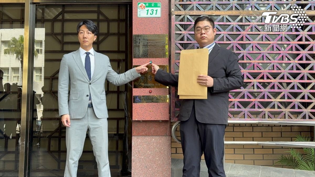 民進黨發言人吳崢、律師許渝澤。（圖／潘千詩攝）