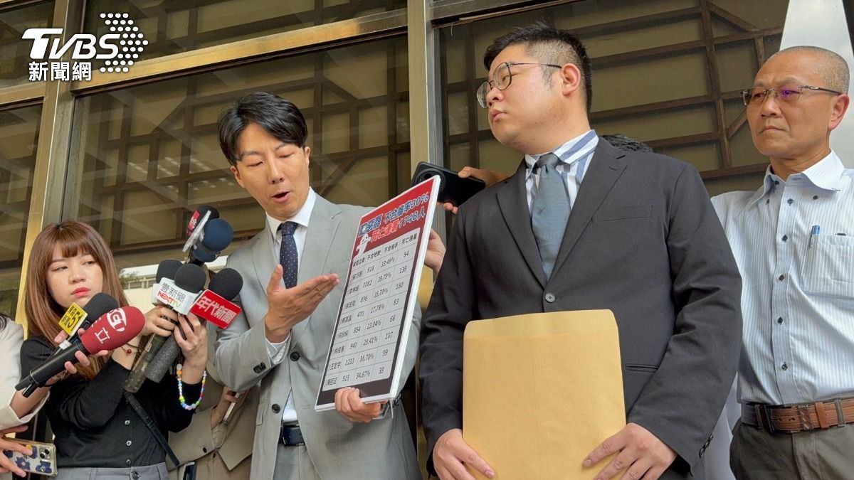 民進黨發言人吳崢、律師許渝澤。（圖／潘千詩攝）