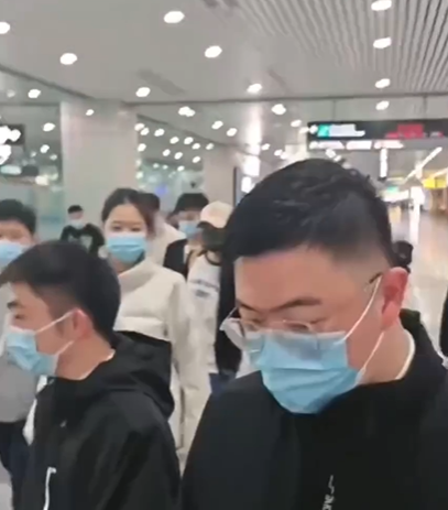 亞亞被黑衣人團團包圍。（圖／翻攝自Threads）