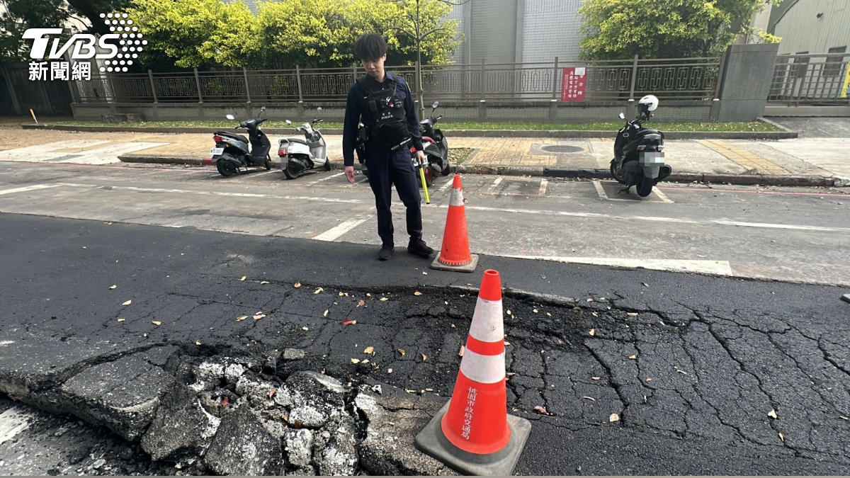 警方到場立交通錐引導車輛。（圖／TVBS）