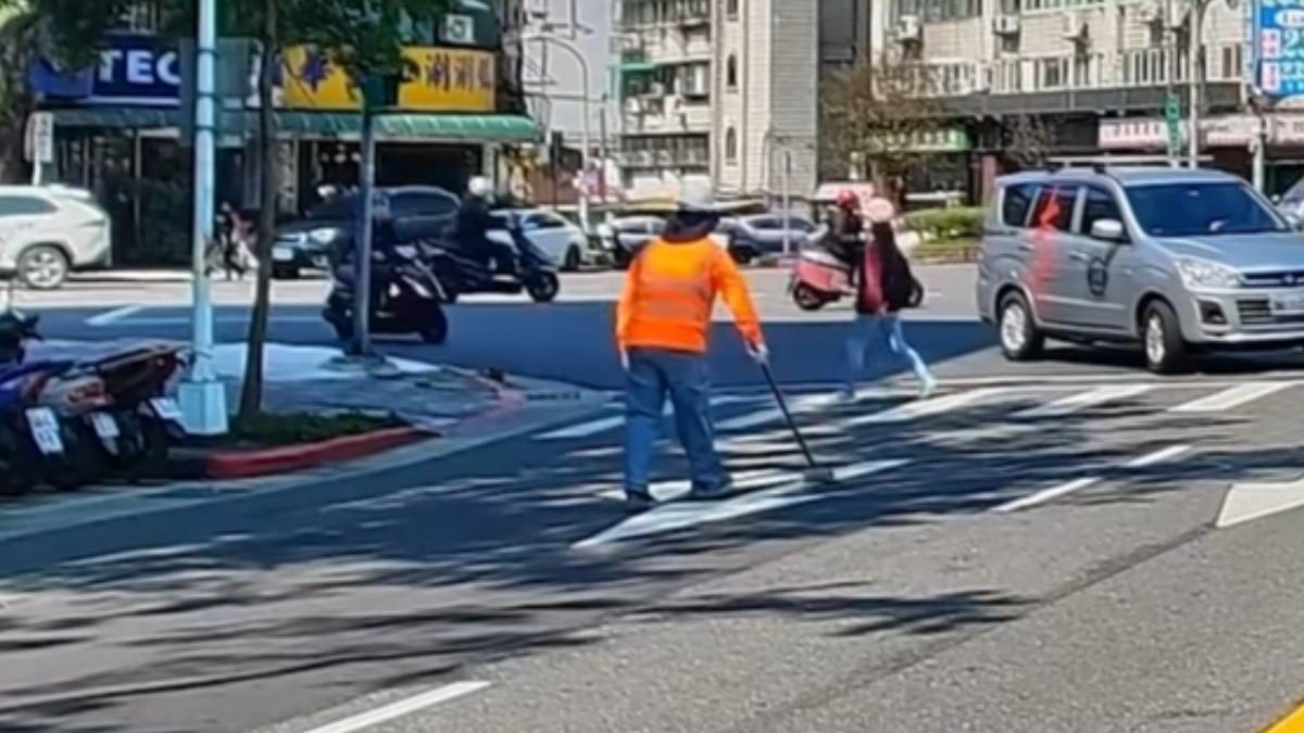 工人施作標示時，並未擺放警示標示。（圖／WoWtchout - 地圖型行車影像分享平台）