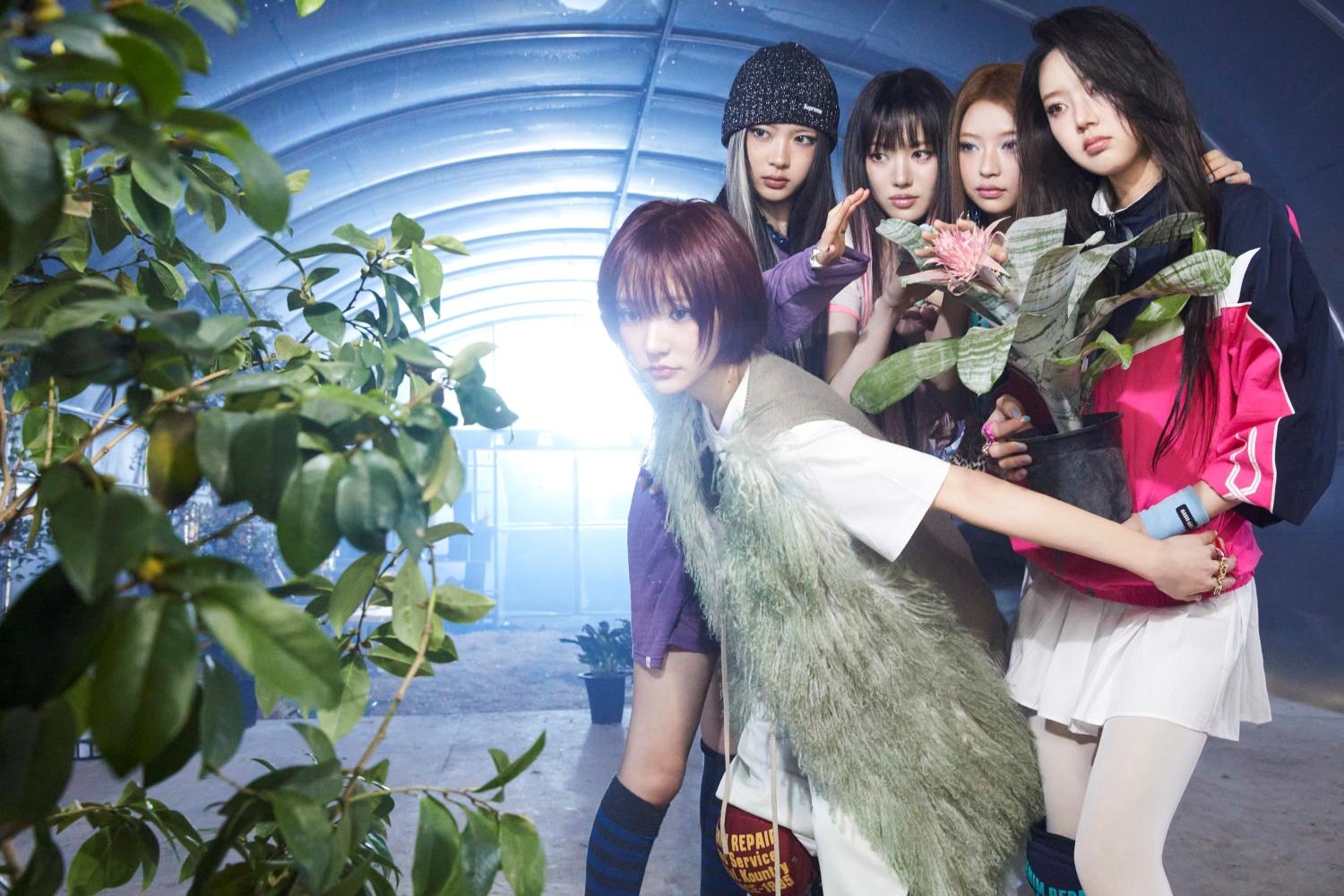 KiiiKiii新歌〈BTG〉的MV側拍照。（圖／STARSHIP提供）