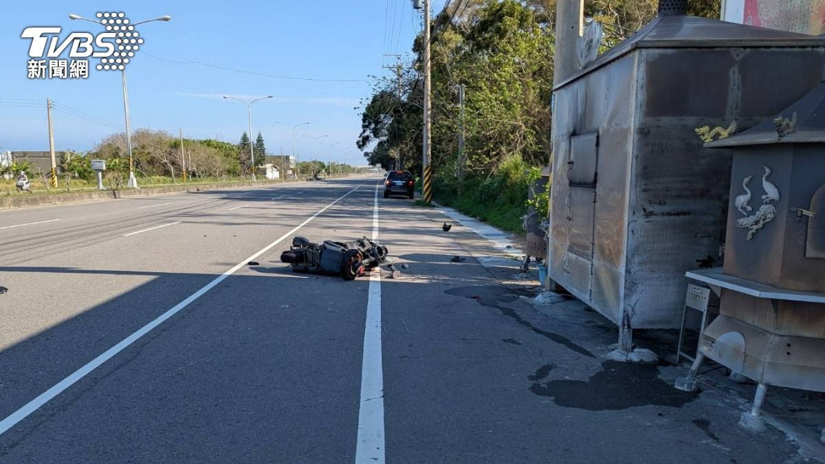 苗栗騎士不明原因自撞金爐。（圖／TVBS）