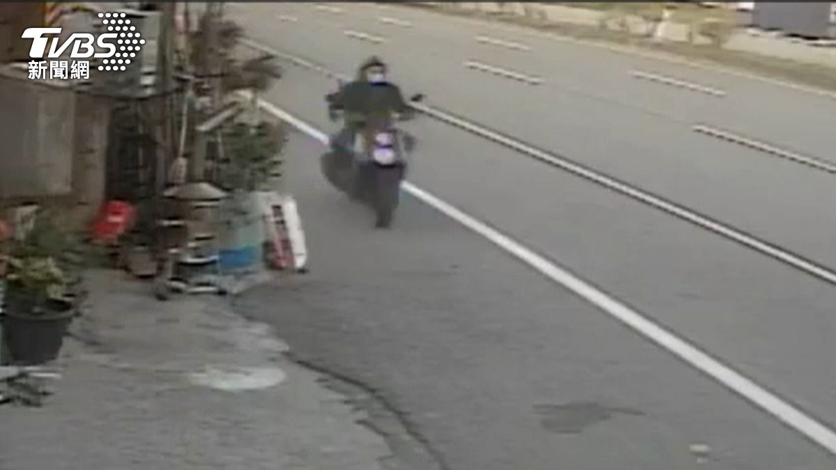 苗栗騎士騎車畫面。（圖／TVBS）