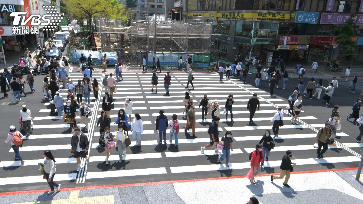 即使兩側斑馬線遭刨除，仍有不少行人習慣通行。（圖／胡瑞麒攝）