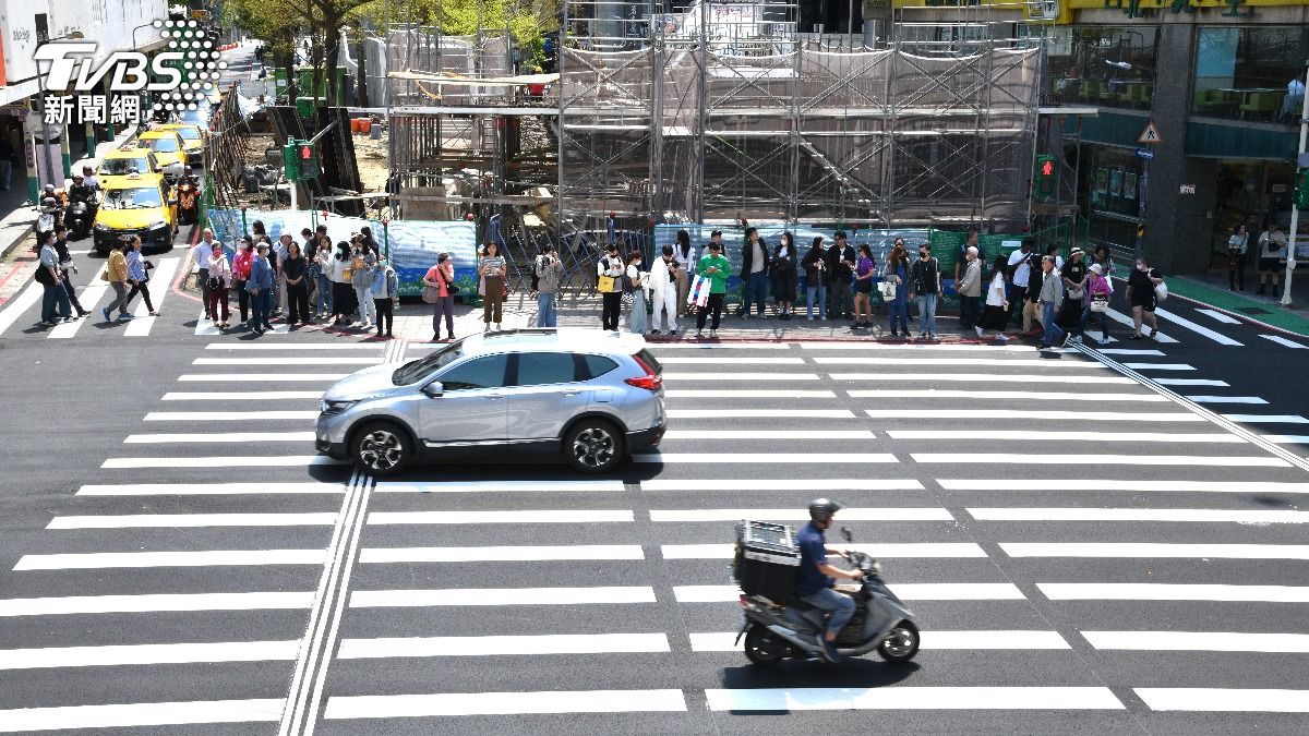 由於配套措施不足，有時導致車輛只能停在行穿線上等行人通行。（圖／胡瑞麒攝）