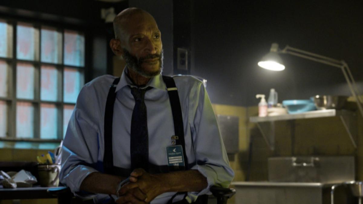 《絕命終結站》系列中多次現身的神秘驗屍官，即將在《絕命終結站 血脈》揭開身世之謎。（圖／華納兄弟提供）