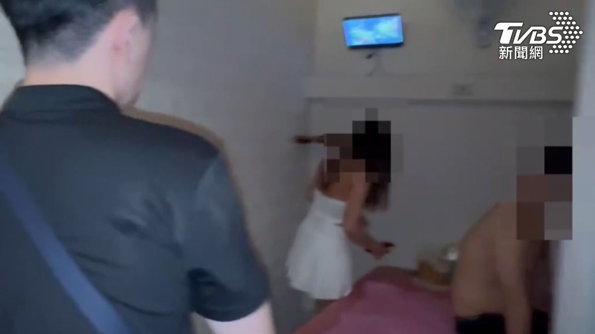 裡面正在連結的小姐與男客當場呆住。（圖／TVBS）