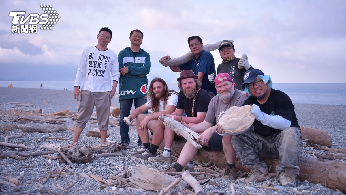 國內外藝術家齊聚七星潭疊石創作。（圖／TVBS）