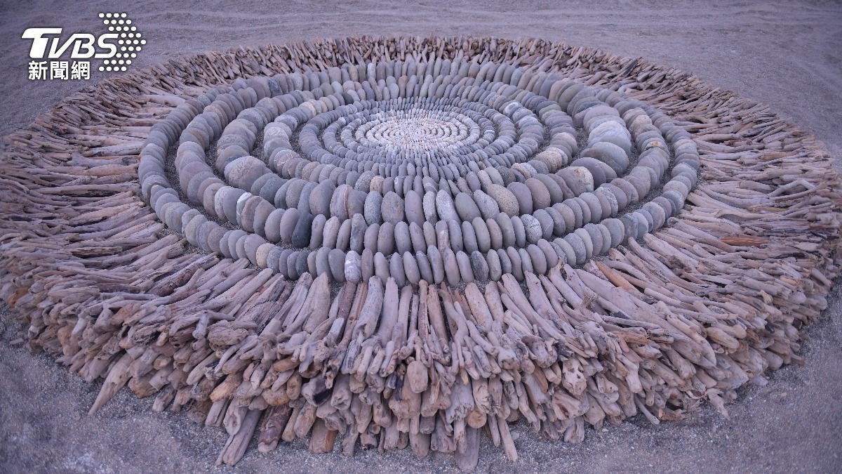 七星潭疊石創作。（圖／TVBS）