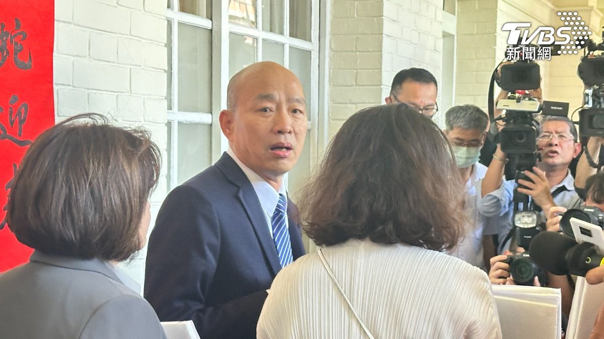 立法院長韓國瑜27日接下民進黨團要求協商的公文。（圖／潘袁詩羽攝）